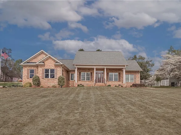 109 Fairway Dr, Pickens, SC 29671