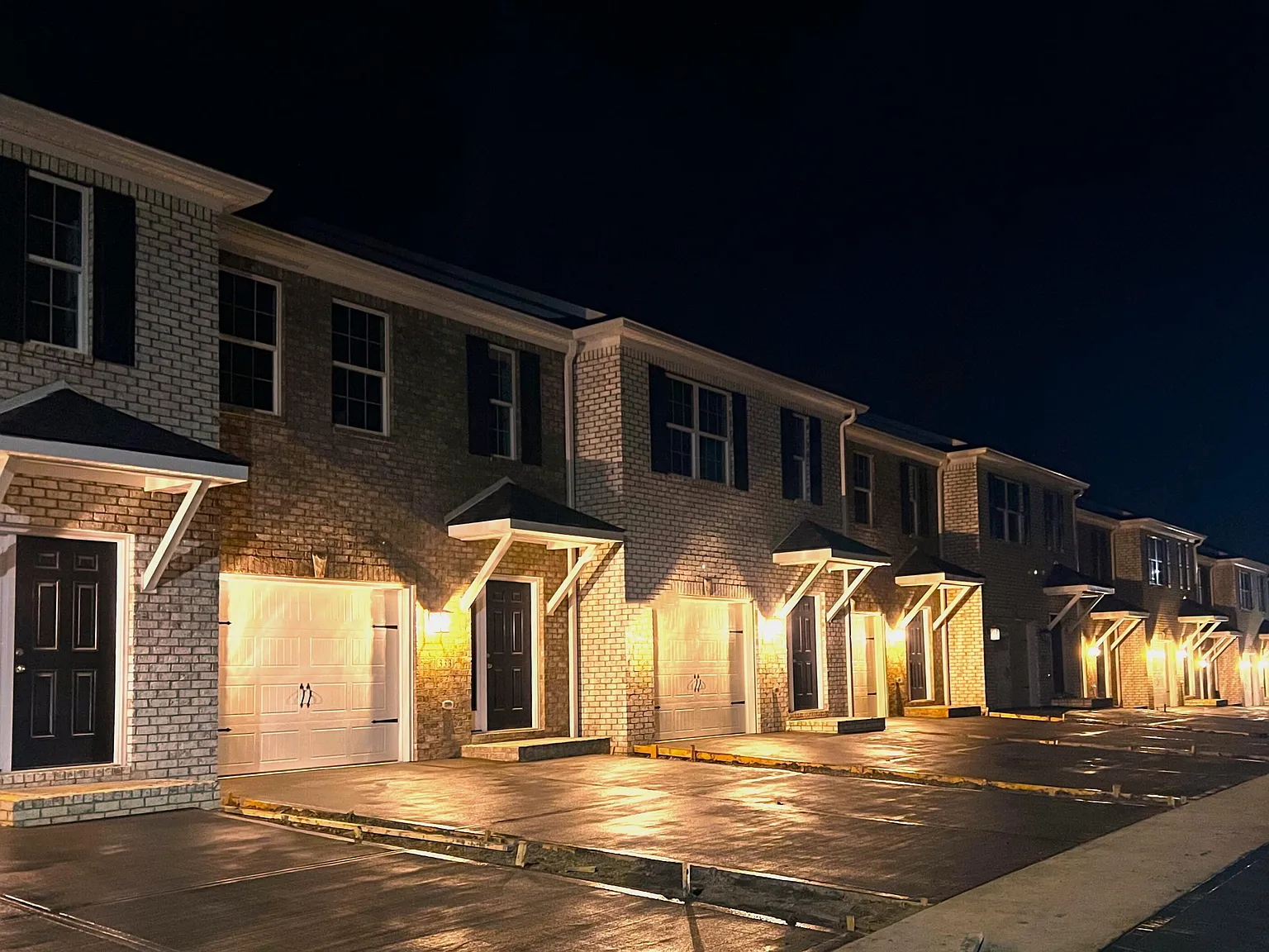 3 bed, 2.5 bath, 1593 sqft, $1,995 — Photo 1