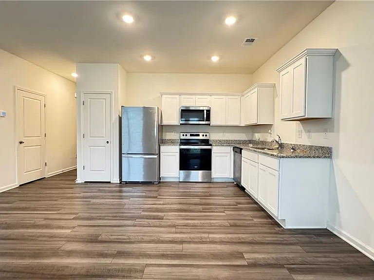 204 Fenchurch Way — Photo 3