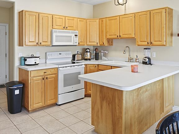 4th image of 623 E Clearwater Dr #15