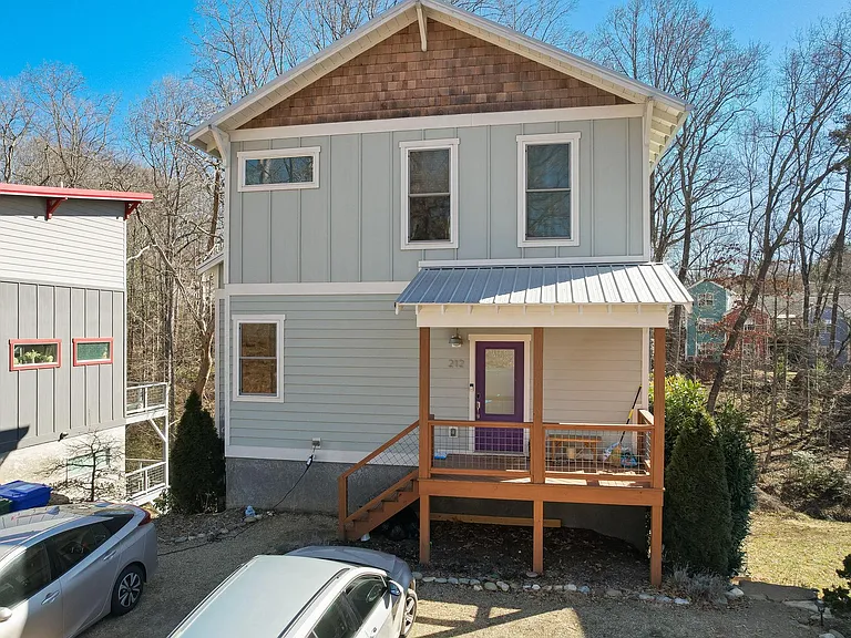 Front of home with ample parking