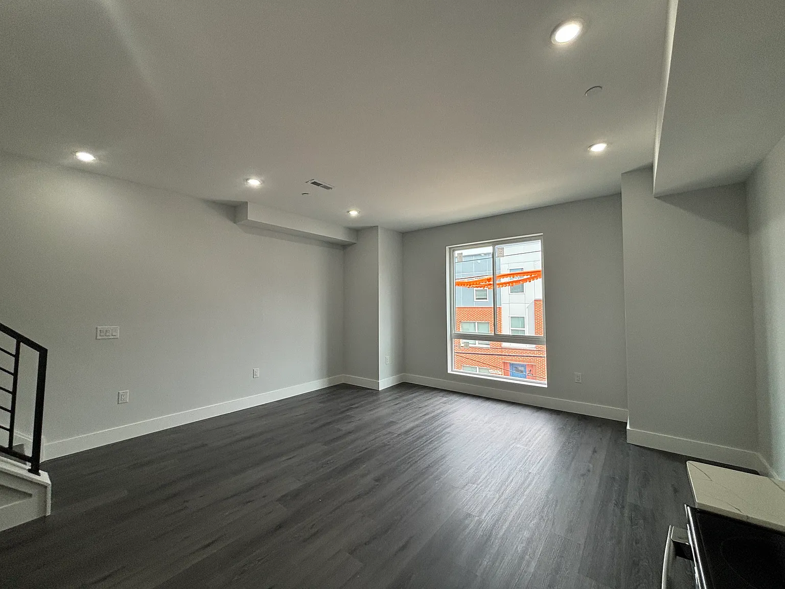 3 bed, 900 sqft, $2,000 — Photo 3