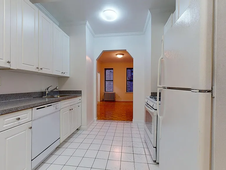 243 E 38th St #3D — Photo 6