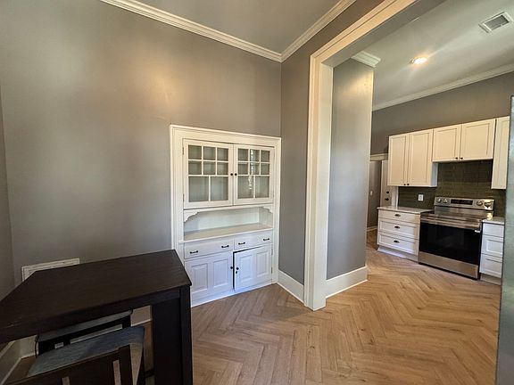 5th image of 1828 Graham St