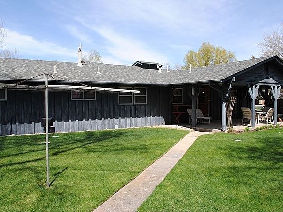 Large Covered Patio (343 SF)