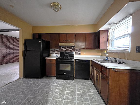 3rd image of 110 Pennsylvania Ct
