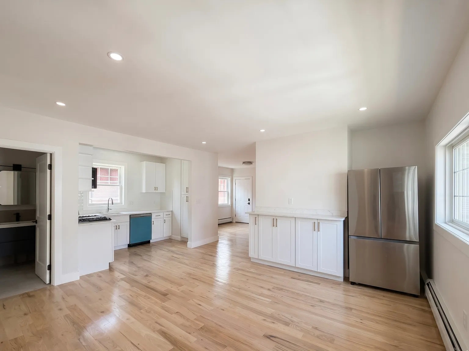 4 bed, 1685 sqft, $4,200 — Photo 3