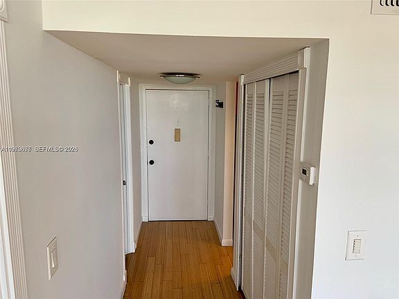 3rd image of 2025 NE 164th St APT 1015