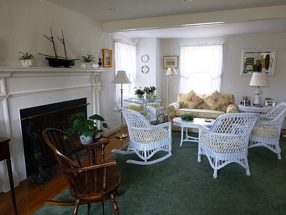 Living Room with fireplace