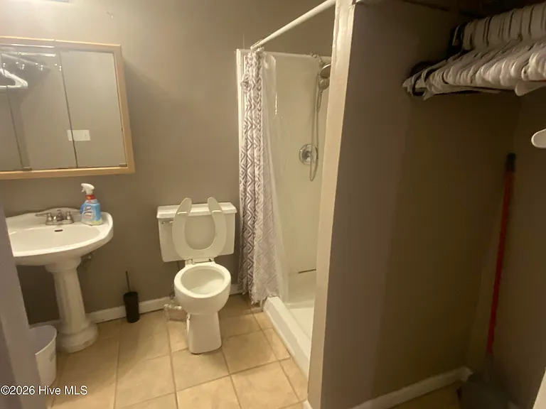2042 Fernwood Cir #B — Photo 9