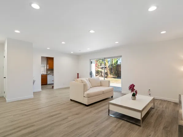 22441 Schoolcraft St, West Hills, CA 91307