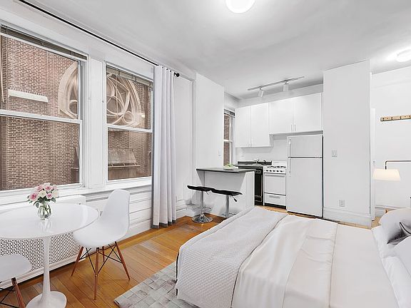 3rd image of 140 W 71st St APT 2A