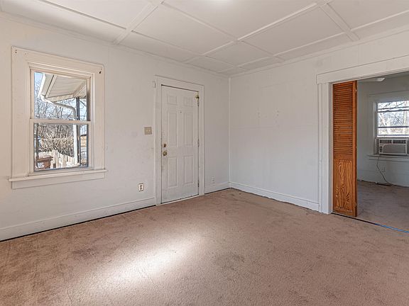 5th image of 802 Waveland Ave
