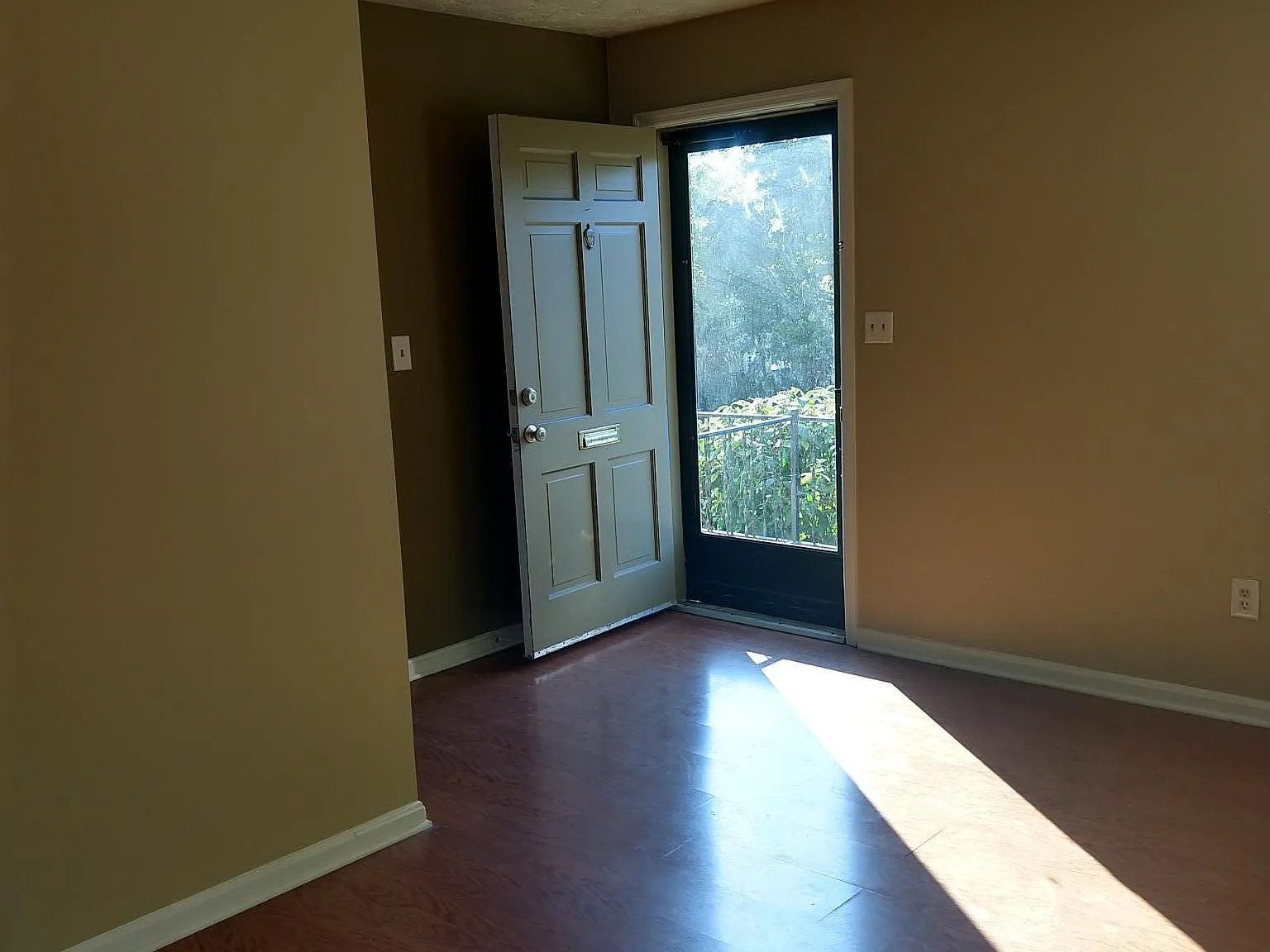 3484 Sutherland Dr — Photo 2