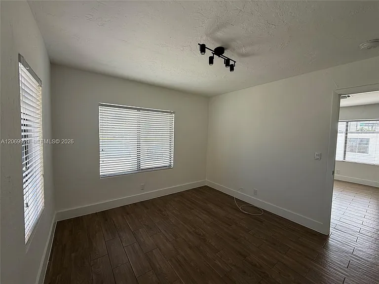 107 W Pembroke Rd — Photo 17