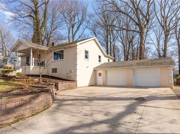 2200 Auberry Dr, Akron, OH 44312