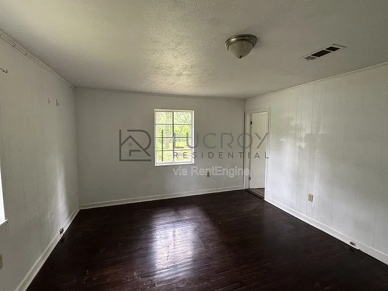 323 Colonial Dr — Photo 12