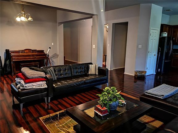 3rd image of 1613 Melissa Oaks Ln