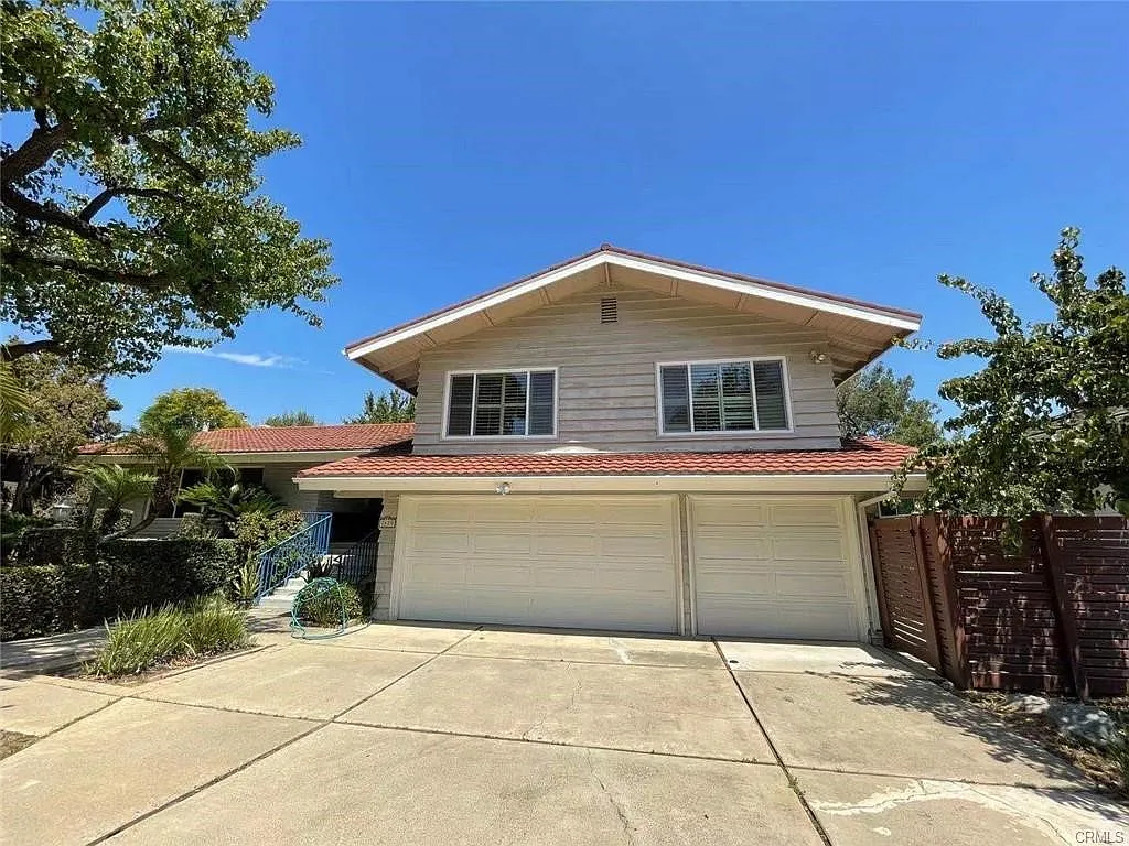 5 bed, 2831 sqft, $6,300 — Photo 1