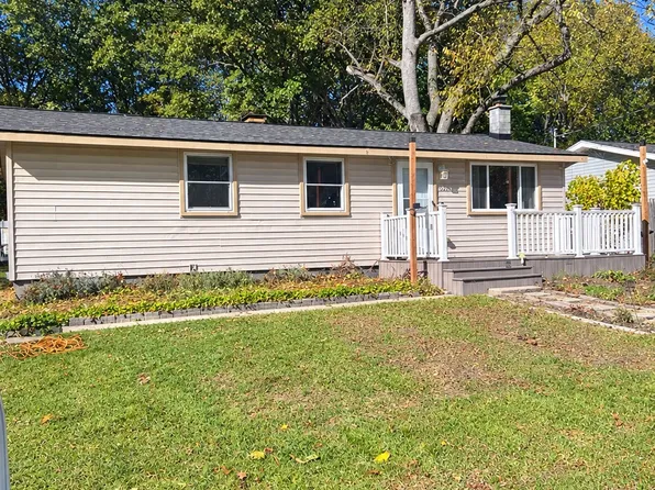5255 Lake Grove Dr, White Lake, MI 48383