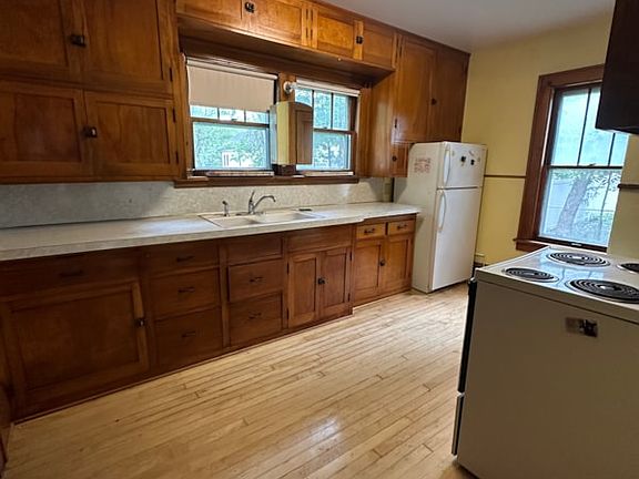 2nd image of 706 11th Ave E