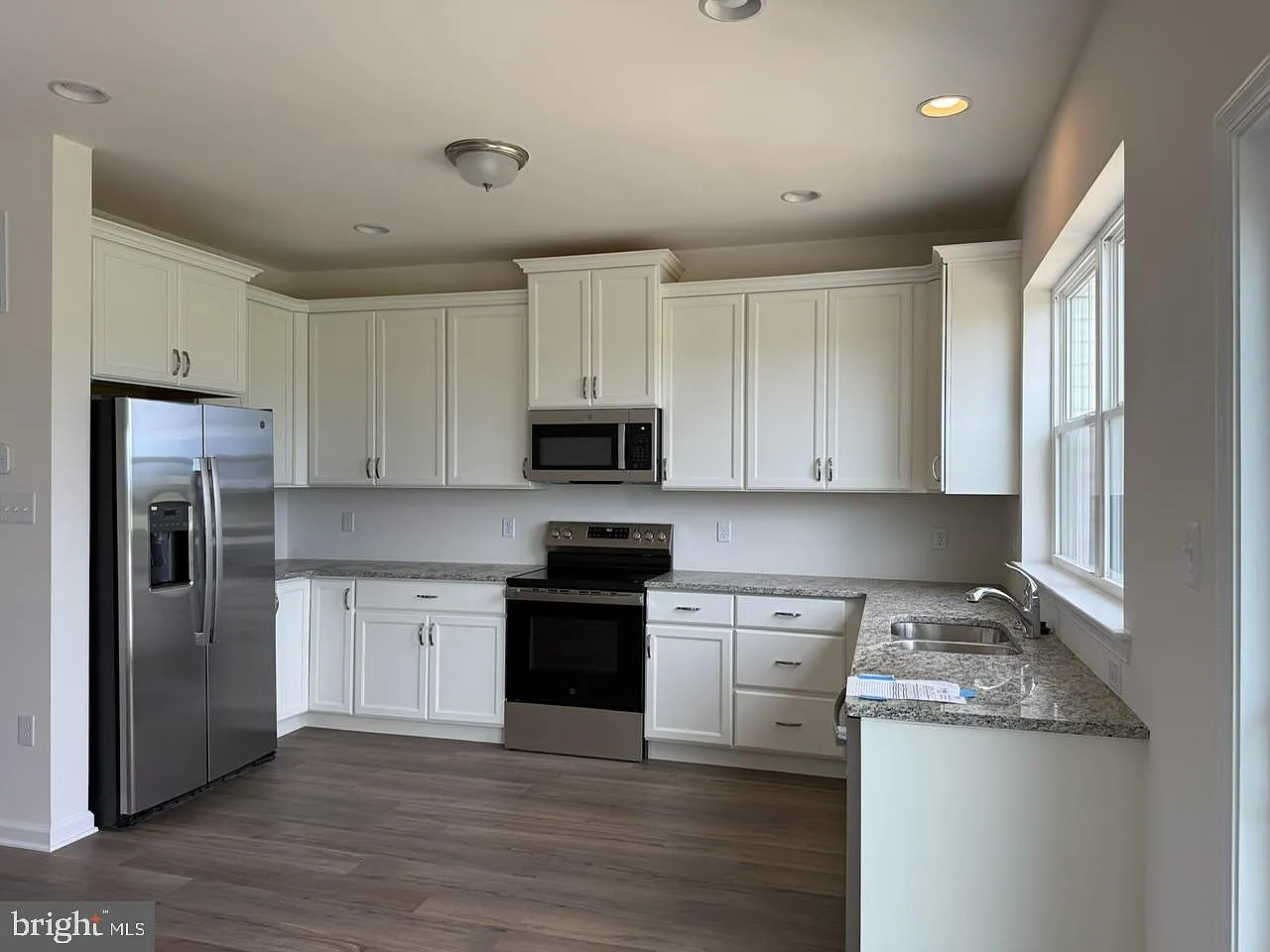 4 bed, 3.5 bath, 1980 sqft, $2,100 — Photo 3