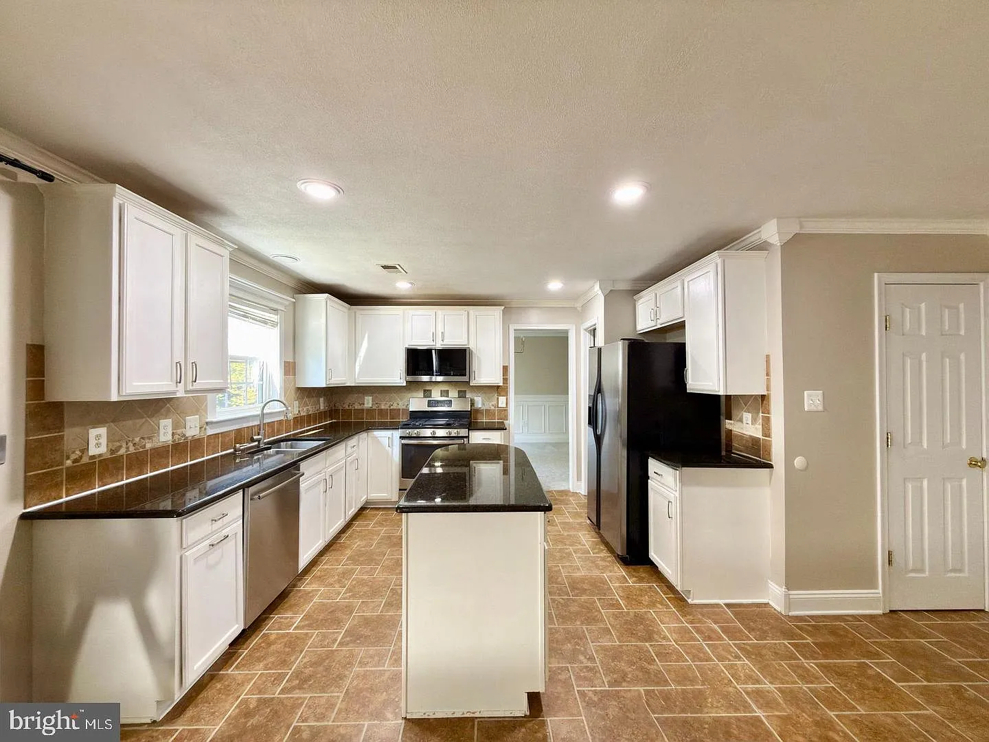 5 bed, 3.5 bath, 4100 sqft, $3,200 — Photo 4