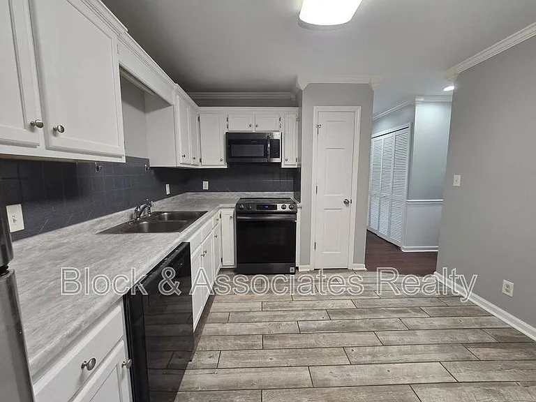 702 Westbrook Ct — Photo 6