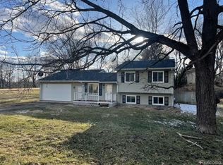 9573 Bloom Hill Dr, Holly, MI 48442