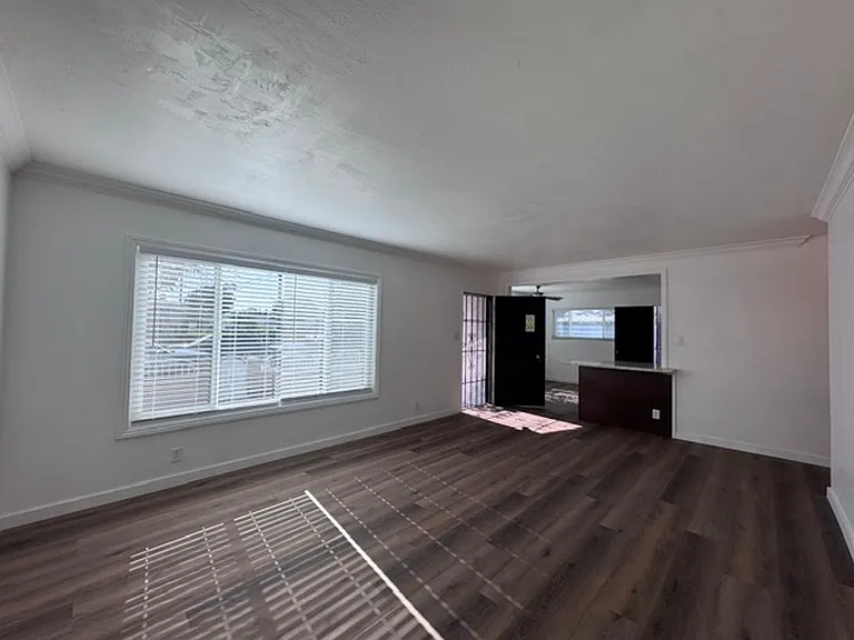 6320 N Rose Ave — Photo 3