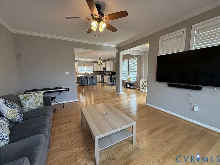 8049 Ellendale Dr — Photo 12