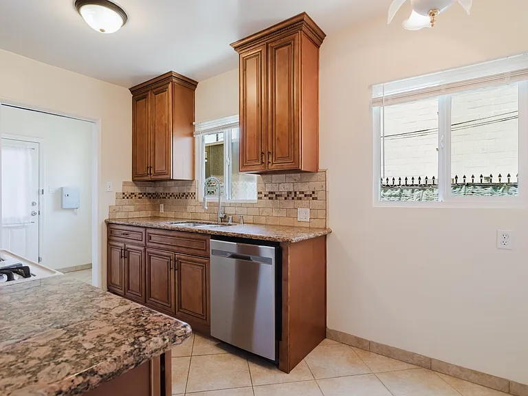 10550 1/4 W Victory Blvd — Photo 11