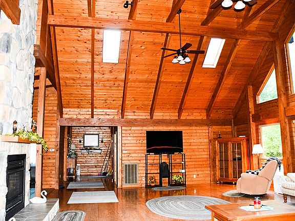 3rd image of 1087 Greenhouse Cir
