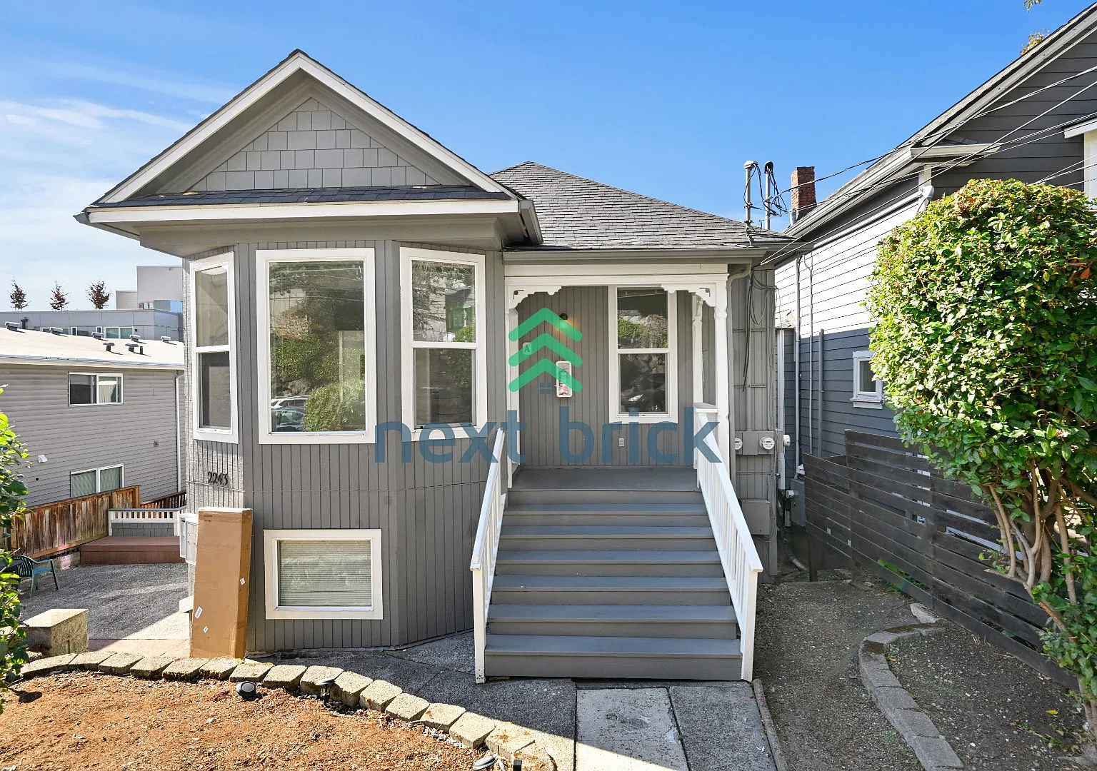 Modern Remodeled 2-Bedroom Apartment in Prime Queen Anne — Photo 1