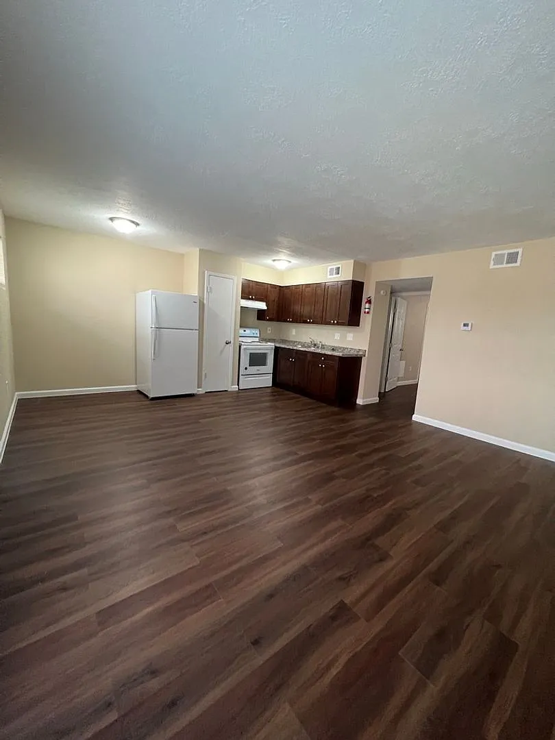 Main Plaza Apartments — Photo 3