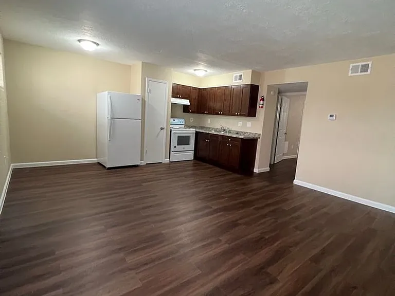 Main Plaza Apartments — Photo 3