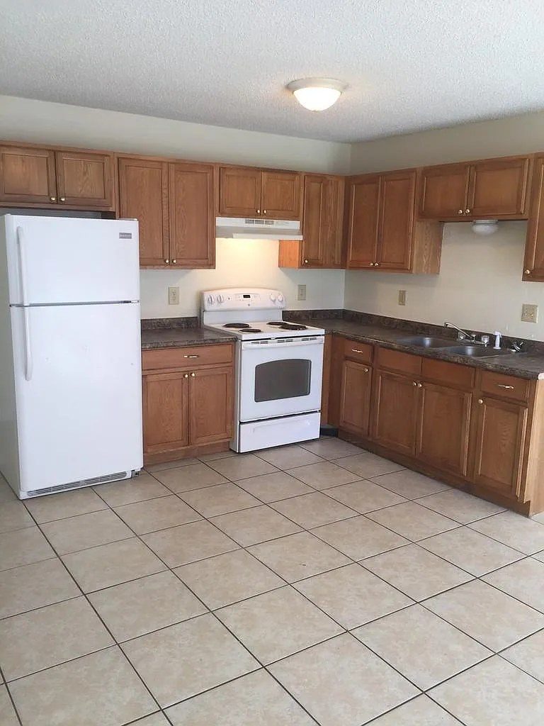 3 bed, 800 sqft, $650 — Photo 1