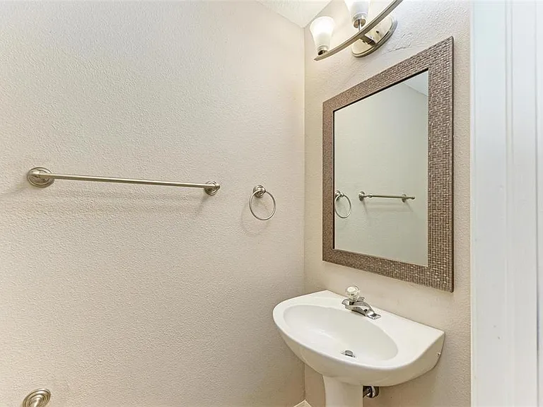 3047 Pointeview Dr — Photo 37