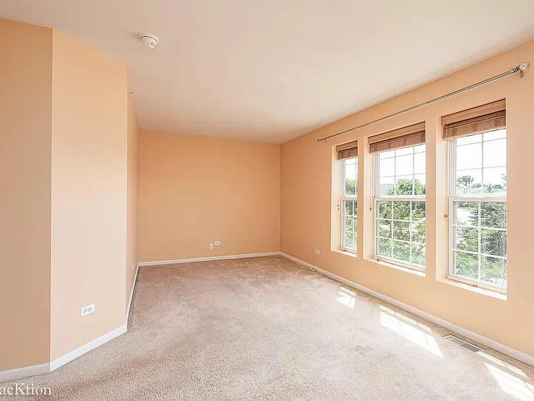 1584 Yellowstone Dr — Photo 10