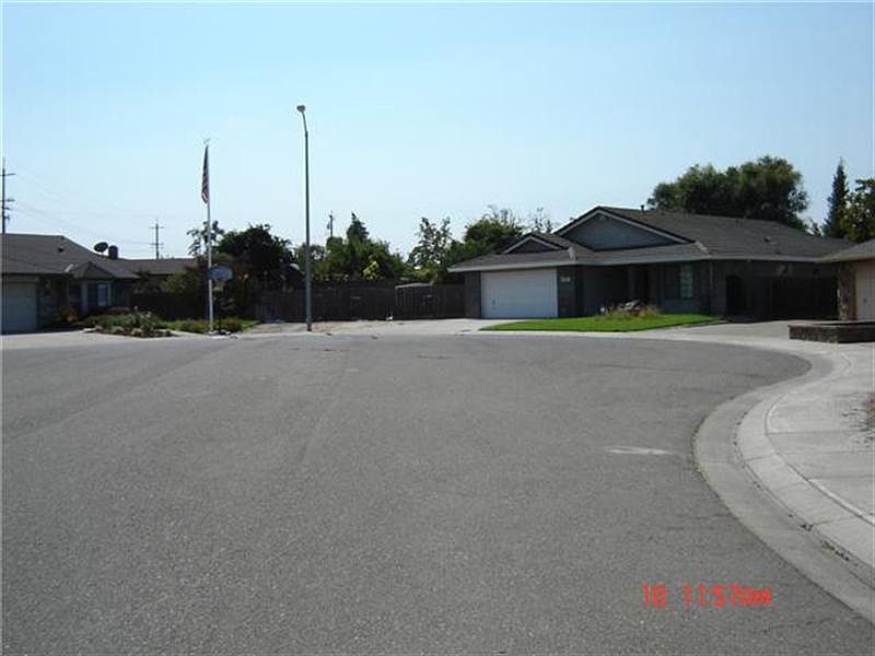 2nd image of 1008 Sanford Pl
