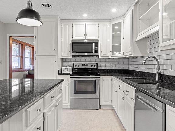5th image of 28 Lynn Rd