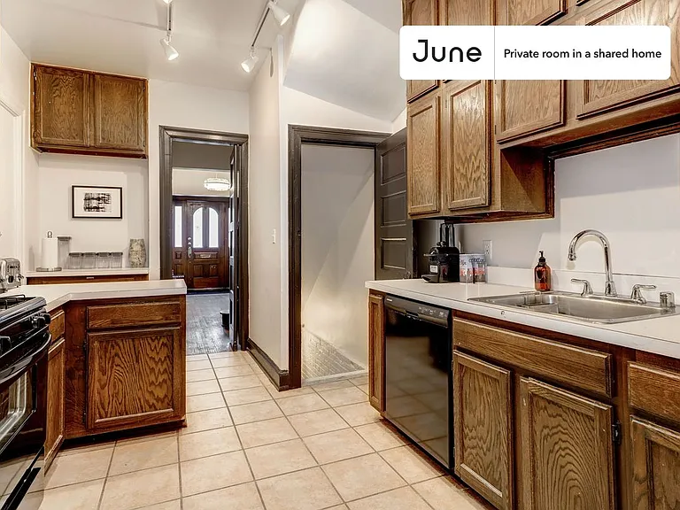 2270 Cathedral Ave NW #1A — Photo 6