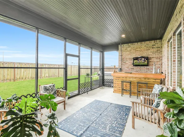 10015 Goliad Dr, Mont Belvieu, TX 77523