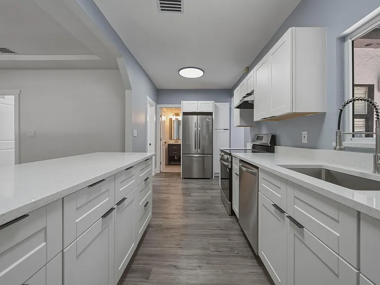 12980 NE 10th Ave — Photo 9