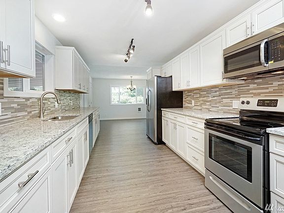 Opposite end of the kitchen looking into the kitchen eating area. 