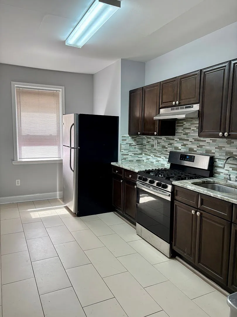 4900 Pine St. — Photo 2