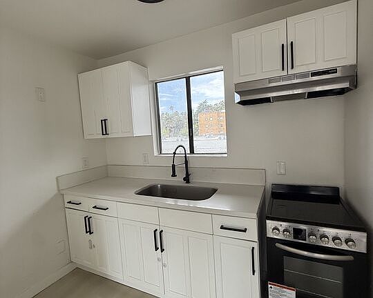 2nd image of 1816 N Gramercy Pl APT 405