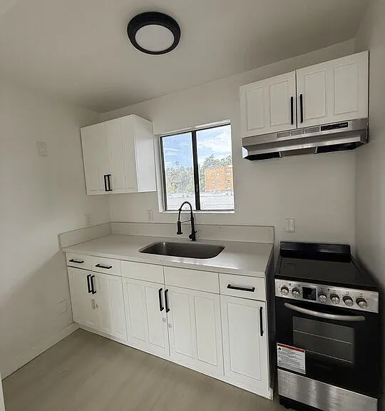 1816 N Gramercy Pl #405 — Photo 2