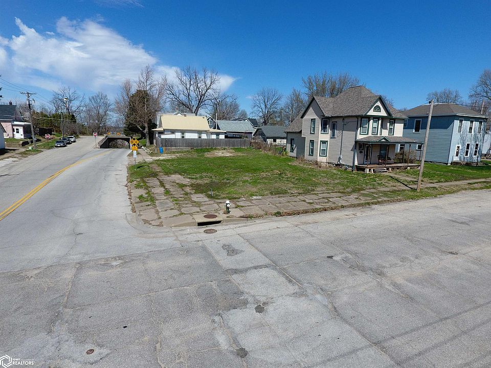2nd image of 830 Oak St