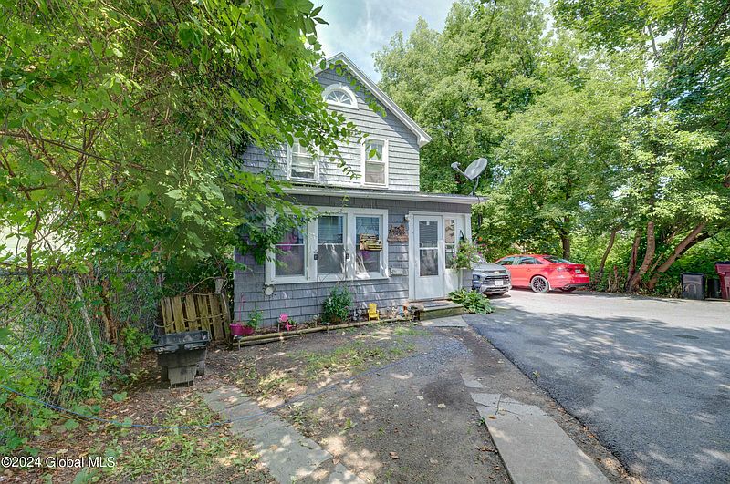5th image of 8 Montgomery Street